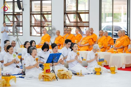 ภาพ No.160806:พิธีเจริญพระพุทธมนต์ และปิดแผ่นทองรูปเหมือน พระเดชพระคุณพระมงคลเทพมุนี (สด จนฺทสโร) พระผู้ปราบมาร จำนวน 3 องค์ วันเสาร์ที่ 5 ตุลาคม พ.ศ. 2567 ณ อาคารปลูกศรัทธา 2 (ชานชลาเดิม) วัดพระธรรมกาย อ.คลองหลวง จ.ปทุมธานี