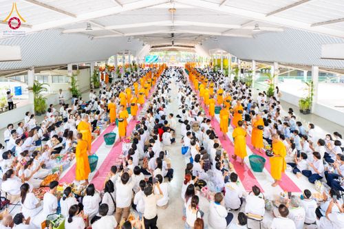 ภาพ No.61263:พิธีตักบาตรฉลองพระใหม่ รุ่นบูชาธรรมโครงการ 1-2 โครงการบรรพชาอุปสมบทหมู่ธรรมทายาท บูชาธรรมหลวงพ่อธัมมชโย 80 ปี ณ โถงช้างสำนักงานใหญ่ วัดพระธรรมกาย วันที่ 20 เมษายน พ.ศ. 2567