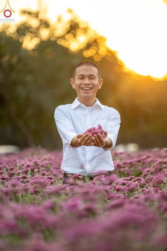 ภาพ No.102926:สาธุชนร่วมรับบุญเก็บดอกเบญจทรัพย์ ในวันที่ 19 ธันวาคม พ.ศ. 2566 (วันแรก) ณ บริเวณวัดพระธรรมกาย จ.ปทุมธานี