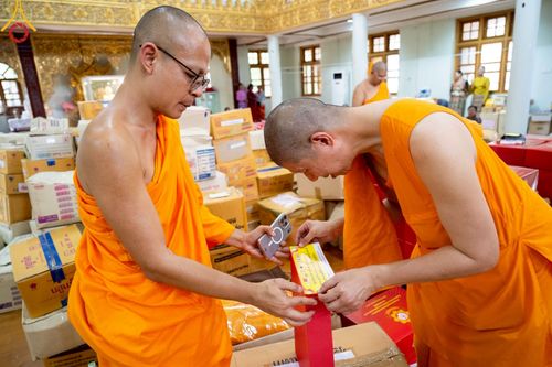 ภาพ No.220043:วันจันทร์ที่ 14 เมษายน พ.ศ. 2568 พระครูสิทธิรัตนวิเทศ ผู้ช่วยเจ้าอาวาสวัดพระธรรมกาย พร้อมด้วยผู้แทนมูลนิธิธรรมกาย และศิษยานุศิษย์หลวงพ่อธัมมชโย ออกเดินทางไปยังพื้นที่เมืองมัณฑะเลย์ สาธารณรัฐแห่งสหภาพเมียนมา โดยได้รับความเมตตาประสานงานเจ้าหน้าที่ภาครัฐจาก