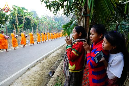 ภาพ No.76389:คณะสงฆ์และสามเณรบิณฑบาต ประเทศบังกลาเทศ วันที่ 11 กุมภาพันธ์ พ.ศ. 2566
