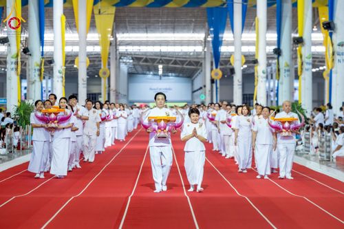 ภาพ No.215394:วันอาทิตย์ต้นเดือนที่ 6 เมษายน พ.ศ. 2568 ขบวนอัญเชิญผ้าป่าสมทบ มหาสังฆทาน 40,000 กว่าวัดทั่วประเทศ ณ สภาธรรมกายสากล วัดพระธรรมกาย