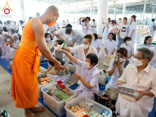 ภาพ No.133827:พิธีตักบาตร ข้าวสารอาหารแห้ง ณ บ้านแก้วเรือนทองคุณยายฯ สภาธรรมกายสากล วัดพระธรรมกาย วันอาทิตย์ต้นเดือนที่ 7 เมษายน พ.ศ. 2567