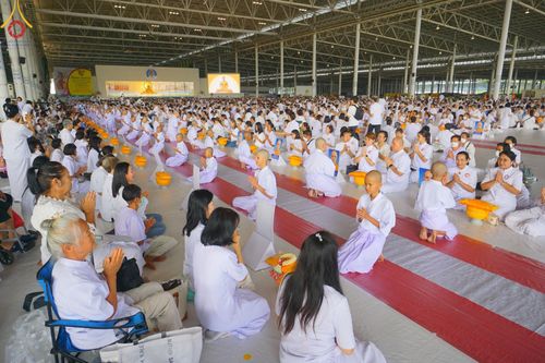 ภาพ No.133912:พิธีขอขมามอบผ้าไตร โครงการบรรพชาสามเณร ศูนย์อบรมวัดพระธรรมกาย ณ วัดพระธรรมกาย วันเสาร์ที่ 6 เมษายน พ.ศ. 2567
