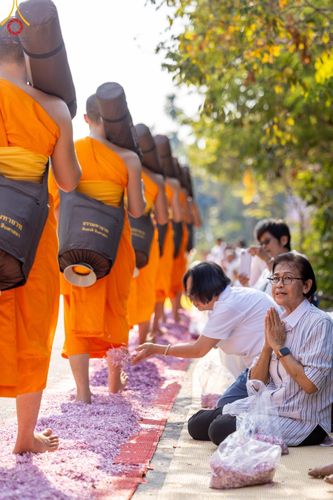 ภาพ No.190706:พิธีต้อนรับพระธรรมยาตรา ณ อนุสรณ์สถาน สถานที่ตั้งมโนปณิธานบวชตลอดชีวิต อนุสรณ์สถานคลองบางนางแท่น อ.สามพราน จ.นครปฐม ในโครงการธรรมยาตรา กตัญญูบูชา มหาปูชนียาจารย์ พระมงคลเทพมุนี(สด จนฺทสโร) พระผู้ปราบมาร อนุสรณ์สถาน 7 แห่ง ปีที่ 13 วันที่ 7 ม.ค.2568