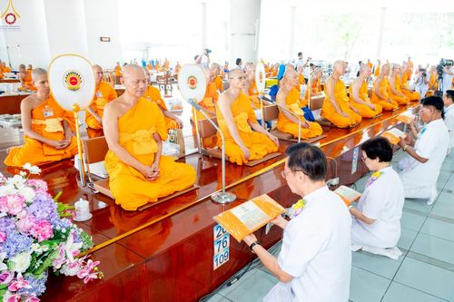 ภาพ No.234846:วันศุกร์ที่ 25 กรกฎาคม พ.ศ. 2568 (วันพระ แรม 15 ค่ำ เดือน 8) พิธีบุพเปตพลี ครั้งที่ 167 ร่วมอุทิศบุญแด่หมู่ญาติที่ล่วงลับไปแล้ว และสืบทอดอายุพระพุทธศาสนา ณ หอฉันคุณยายอาจารย์ฯ วัดพระธรรมกาย