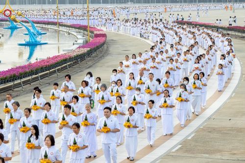 ภาพ No.216956:วันเสาร์ที่ 12 เมษายน พ.ศ. 2568 พิธีเวียนประทักษิณรอบพระมหาธรรมกายเจดีย์  พิธีวันทาเจดีย์ พิธีขอขมาและมอบผ้าไตร ในโครงการอุปสมบทหมู่ บูชาธรรมหลวงพ่อธัมมชโย, โครงการธรรมทายาท ระดับอุดมศึกษา รุ่นที่ 52 ,  โครงการบวชพระนานาชาติ AEC & WAB CEO รุ่นที่ 4 , ณ ว