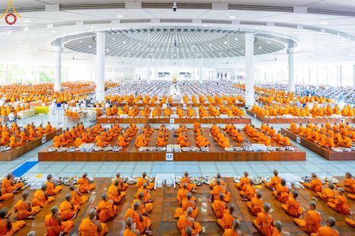 ภาพ No.143187:พิธีถวายภัตตาหารเพื่อเป็นกำลังแห่งการเข้าถึงธรรม ของพระภิกษุสามเณร วัดพระธรรมกาย วันเสาร์ที่ 6 กรกฏาคม พ.ศ. 2567 ณ หอฉันคุณยายอาจารย์ วัดพระธรรมกาย จ.ปทุมธานี