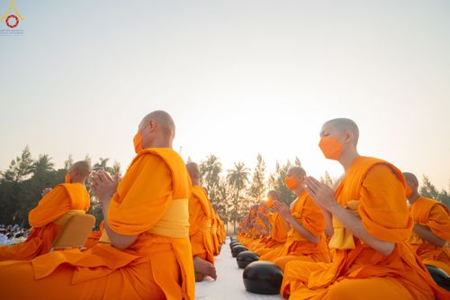 ภาพ No.110249:พิธีตักบาตรพระธรรมยาตราฯ ในโครงการธรรมยาตรากตัญญูบูชา มหาปูชนียาจารย์ พระมงคลเทพมุนี(สด จนฺทสโร) พระผู้ปราบมาร ปีที่ 12 ณ อนุสรณ์สถานลำดับที่ 2 สถานที่ตั้งมโนปณิธานบวชตลอดชีวิต อนุสรณ์สถานบางนางแท่น จ.นครปฐม วันที่ 11 มกราคม พ.ศ. 2567