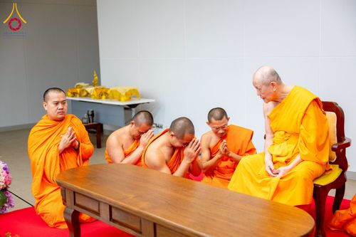 ภาพ No.222980:วันที่ 23 เมษายน พ.ศ. 2568 หลวงพ่อทัตตชีโวต้อนรับคณะสงฆ์ World Pec ณ อาคาร 100 ปี คุณยายมหารัตนอุบาสิกาจันทร์ ขนนกยูง วัดพระธรรมกาย