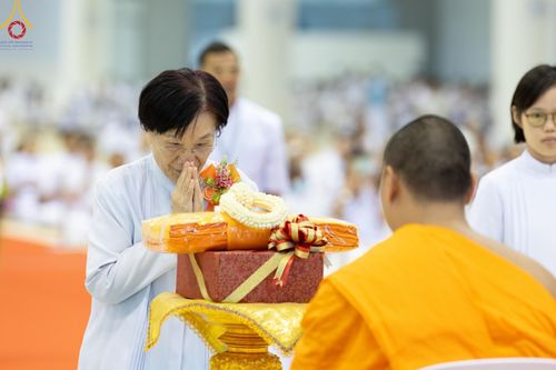 ภาพ No.139763:พิธีมุทิตาพระมหาอุปสมบทอุทิศชีวิต วันอาทิตย์ต้นเดือนที่ 2 มิถุนายน พ.ศ. 2567 ณ ห้องแก้วสารพัดนึก 1 วัดพระธรรมกาย