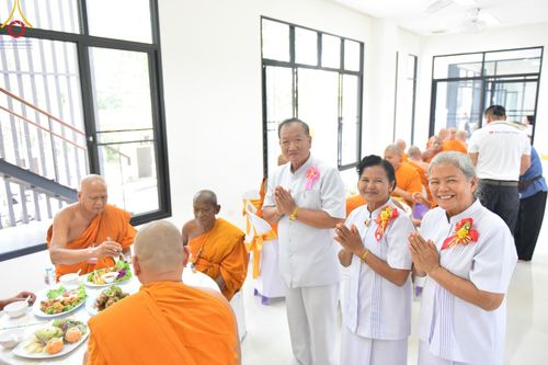 ภาพ No.132475:พิธีถวายมหาสังฆทานจันทบุรี 132 วัด บูชาธรรม 80 ปี หลวงพ่อธัมมชโย วันจันทร์ที่ 25 มีนาคม พ.ศ. 2567 ณ ศูนย์ปฏิบัติธรรมจันทบุรี