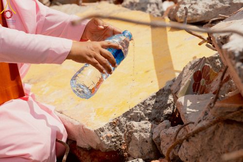 ภาพ No.220310:วันที่ 17 เมษายน พ.ศ. 2568 ผู้แทนวัดพระธรรมกาย ลงพื้นที่เยียวยา ซับน้ำตาเหยื่อแผ่นดินไหวมัณฑะเลย์