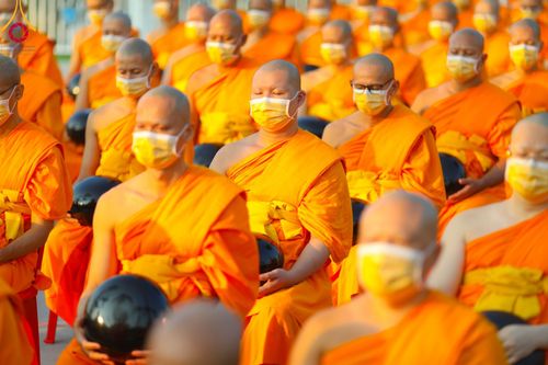 ภาพ No.101824:ตักบาตรพระ 10,000 รูป เติมบุญให้แผ่นดิน เนื่องในโอกาส 192 ปี จังหวัดกาญจนบุรี หนึ่งในโครงการตักบาตรพระ 2,000,000 รูป  77 จังหวัดทุกวัดทั่วไทย วันจันทร์ที่ 11 ธันวาคม พ.ศ. 2566 บริเวณถนนสองแคว (SKY WALK) เมืองกาญจนบุรี