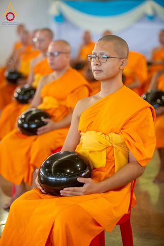 ภาพ No.256775:วันที่ 5 ตุลาคม พ.ศ. 2568 พิธีตักบาตร ข้าวสารอาหารแห้ง ณ บ้านแก้วเรือนทองคุณยายฯ สภาธรรมกายสากล วัดพระธรรมกาย