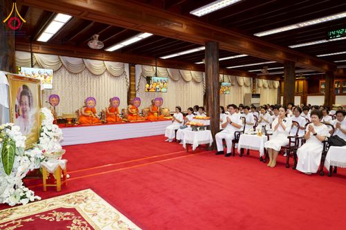 ภาพ No.270794:วันที่ 18 พฤศจิกายน พ.ศ. 2568 วัดพระธรรมกาย เป็นเจ้าภาพบำเพ็ญกุศล  คุณยายอาจารย์ ดร.ตรีธา เนียมขำ  อดีตนายกสมาคมศิษย์หลวงพ่อวัดปากน้ำ ณ ศาลาสตมานุสรณ์ (ศาลาเรือนไทย) วัดปากน้ำ  พระอารามหลวง เขตภาษีเจริญ กรุงเทพมหานคร