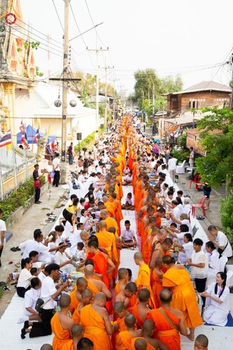 ภาพ No.135400:โครงการตักบาตรข้าวสารอาหารแห้งพระภิกษุสามเณร ๑,๐๐๐ รูป วันอังคารที่ ๙ เมษายน พ.ศ.๒๕๖๗ ณ ถนนหน้าที่ว่าการอำเภอคลองขลุง (เส้นเลียบแม่น้ำปิง) ตำบลคลองขลุง อำเภอคลองขลุง จังหวัดกำแพงเพชร