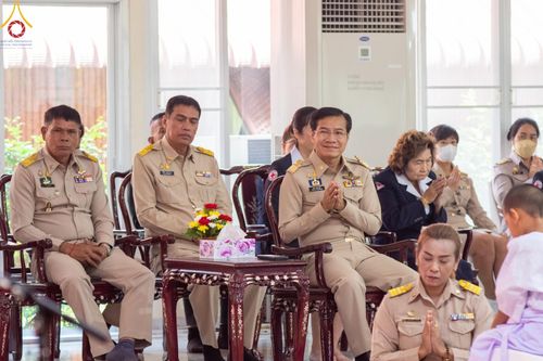 ภาพ No.59126:พิธีปลงผมและแห่นาคธรรมทายาท ในโครงการบรรพชาสามเณร ภาคฤดูร้อน เฉลิมพระเกียรติพระบาทสมเด็จพระเจ้าอยู่หัว เนื่องในโอกาส  พระราชพิธีมหามงคลเฉลิมพระชนมพรรษา 6 รอบ  ปลงผมนาคในวันที่ 21 เมษายน พ.ศ 2567 ณ วัดกลางธนรินทร์ (ธรรมอุทยานบ้านแป้ง)