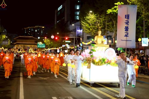 ภาพ No.229563:วันเสาร์ที่ 26 เมษายน พ.ศ. 2568 คณะพระภิกษุสามเณรในโครงการบรรพชาหมู่ 81 รูป  วัดภาวนาโซล ประเทศเกาหลีใต้ ได้ร่วมกับคณะสาธุชนคนไทยในเกาหลีใต้  ร่วมกันเดินขบวนอัญเชิญโคมดอกบัว  เพื่อบูชาแด่องค์สมเด็จพระสัมมาสัมพุทธเจ้า  ในงานเทศกาลวิสาขบูชานานาชาติ ประจำปี