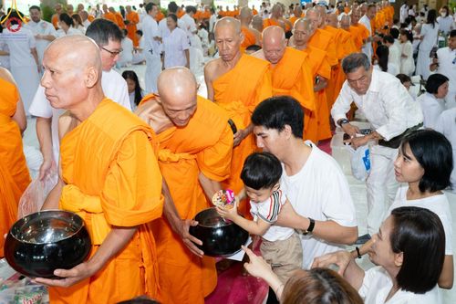 ภาพ No.145737:พิธีตักบาตรฉลองพระใหม่ รุ่นเข้าพรรษา ณ วิหารคด วัดพระธรรมกาย วันเสาร์ที่ 20 กรกฎาคม พ.ศ. 2567