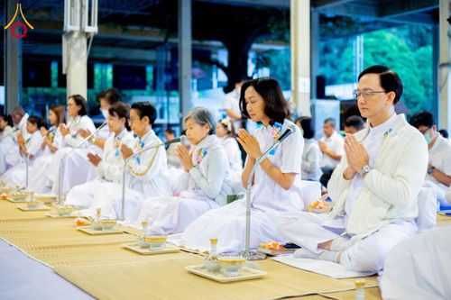 ภาพ No.193723:สาธุชนถวายภัตตาหารเป็นสังฆทาน แด่พระธรรมยาตรา ณ อนุสรณ์สถานมหาวิหารพระมงคลเทพมุนี (โลตัสแลนด์) อ.สองพี่น้อง จ.สุพรรณบุรี ในโครงการธรรมยาตรา กตัญญูบูชา มหาปูชนียาจารย์ พระมงคลเทพมุนี(สด จนฺทสโร) พระผู้ปราบมาร ปีที่ 13 วันที่ 12 มกราคม พ.ศ.2568