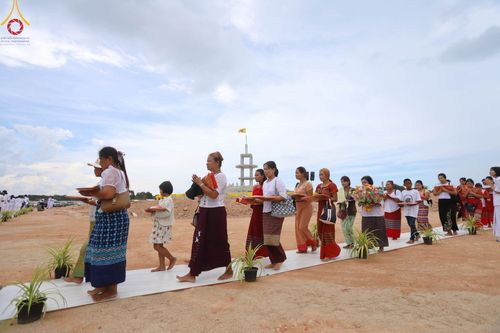 ภาพ No.91404:พิธีทอดผ้าป่ายกยอดดอกบัวสิริปทุมทิพย์  ประดิษฐาน ณ ปทุมเจดีย์  (เจดีย์พระพุทธเจ้า ๕ พระองค์) ณ ศูนย์อบรมเยาวชนจังหวัดปัตตานี 22 ตุลาคม พ.ศ.2566