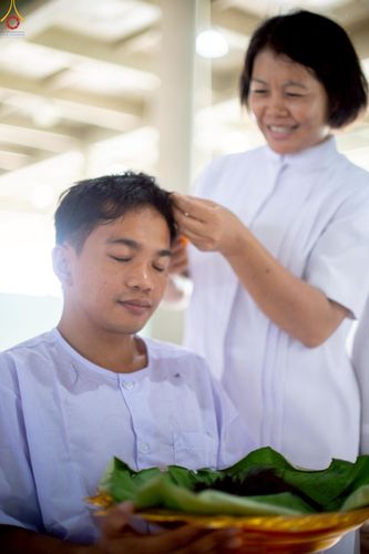 ภาพ No.248605:วันที่ 28 กันยายน พ.ศ. 2568 พิธีตัดปอยผม และปลงผม โครงการอุปสมบทบูชาธรรม 141 ปี พระมงคลเทพมุนี ณ วิหารคด วัดพระธรรมกาย