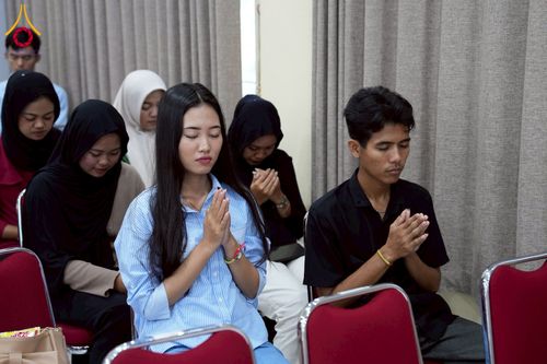 ภาพ No.227525:วันที่ 30 พฤษภาคม พ.ศ. 2568 สันติสุขจากสมาธิ แผ่ไพศาลในแดนอิเหนา : พระสงฆ์ไทยเยือนวิทยาลัยราเดนวิจายา อินโดนีเซีย