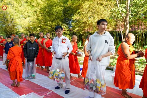 ภาพ No.105007:พิธีตักบาตรพระ ๑,๐๐๐ รูป ฉลองเมืองลำปาง ๑,๓๔๓ ปี วันเสาร์ที่ ๓๐ ธันวาคม พ.ศ. ๒๕๖๖ ณ ศูนย์ปฏิบัติธรรมลำปาง อำเภอเมือง จังหวัดลำปาง