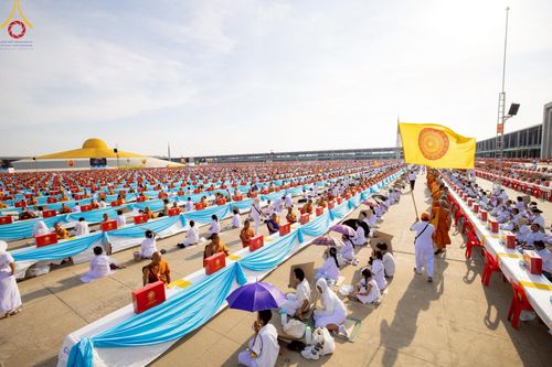 ภาพ No.221565:วันอังคารที่ 22 เมษายน พ.ศ. 2568 ภาพพิธีถวายมหาสังฆทานคณะสงฆ์ 40,000 กว่าวัดทั่วประเทศ เนื่องในวันคุ้มครองโลก ชุดที่ 2 (ปลื้มให้สมการรอคอย) ณ ลานธรรมพระมหาธรรมกายเจดีย์ วัดพระธรรมกาย