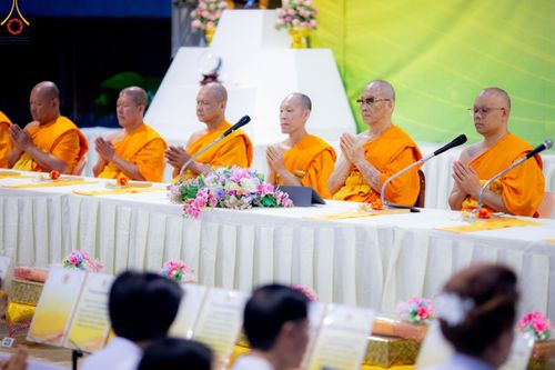 ภาพ No.188916:พิธีถวายภัตตาหารเป็นสังฆทาน แด่พระธรรมยาตรา ในโครงการธรรมยาตรา กตัญญูบูชา มหาปูชนียาจารย์ พระมงคลเทพมุนี(สด จนฺทสโร) พระผู้ปราบมาร ปีที่ 13 ณ อนุสรณ์สถานมหาวิหารพระมงคลเทพมุนี (โลตัสแลนด์) อ.สองพี่น้อง จ.สุพรรณบุรี วันที่ 4 มกราคม พ.ศ.2568