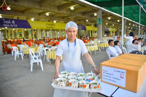ภาพ No.219280:บรรยากาศการเดินทางเข้าวัดพระธรรมกาย , การต้อนรับปฏิสันถาร , การฉันภัตตาหารเช้า , การลงทะเบียนพระสังฆาธิการ  เนื่องในวันคุ้มครองโลก พิธีถวายมหาสังฆทานคณะสงฆ์ 40,000 กว่าวัดทั่วประเทศ ณ วัดพระธรรมกาย