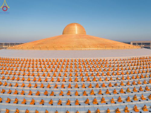 ภาพ No.105250:พิธีตักบาตรฉลองพระบวชใหม่ รุ่นบูชาธรรมมหาปูชนียาจารย์ และต้อนรับศักราชใหม่ วันจันทร์ที่ 1 มกราคม พ.ศ. 2567 ณ ลานธรรมพระมหาธรรมกายเจดีย์ วัดพระธรรมกาย