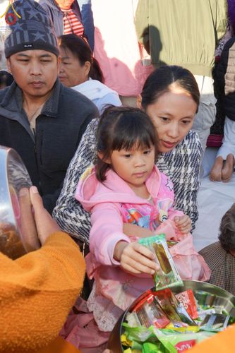 ภาพ No.106810:พิธีตักบาตรพระ ๒๐๐ รูป  "สร้างบุญใหญ่ ส่งท้ายปีเก่า ต้อนรับปีใหม่ ๒๕๖๗" วันอาทิตย์ที่ ๓๑ ธันวาคม ๒๕๖๖ ณ ถนนหน้าที่ว่าการอำเภอภูเรือ อำเภอภูเรือ จังหวัดเลย