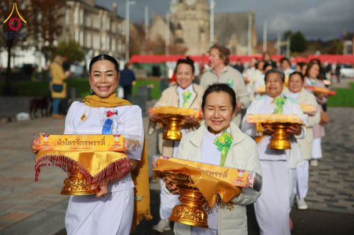 ภาพ No.172174:พิธีทอดกฐิน วัดพระธรรมกายสก็อตแลนด์ บูชาธรรม 80 ปี หลวงพ่อธัมมชโย โดยคณะศิษยานุศิษย์วัดพระธรรมกาย วันที่ 25 ตุลาคม พ.ศ. 2567
