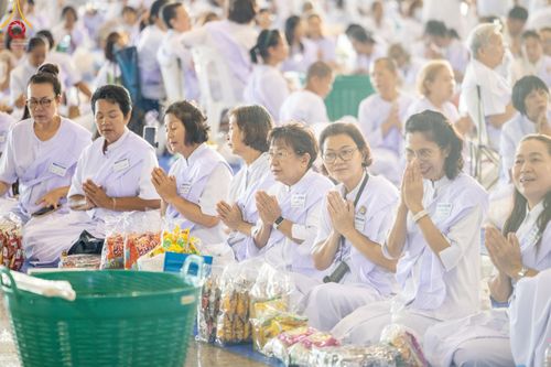 ภาพ No.221981:วันที่ 4 พฤษภาคม พ.ศ. 2568 พิธีตักบาตร เนื่องในวันอาทิตย์ต้นเดือน ณ บ้านแก้วเรือนทองคุณยายฯ วัดพระธรรมกาย