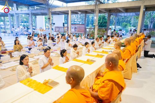 ภาพ No.194377:พิธีถวายภัตตาหารเป็นสังฆทาน แด่พระธรรมยาตรา ณ อนุสรณ์สถานมหาวิหารพระมงคลเทพมุนี (โลตัสแลนด์) อ.สองพี่น้อง จ.สุพรรณบุรี ในโครงการธรรมยาตรา กตัญญูบูชา มหาปูชนียาจารย์ พระมงคลเทพมุนี(สด จนฺทสโร) พระผู้ปราบมาร ปีที่ 13 วันที่ 13 มกราคม พ.ศ.2568