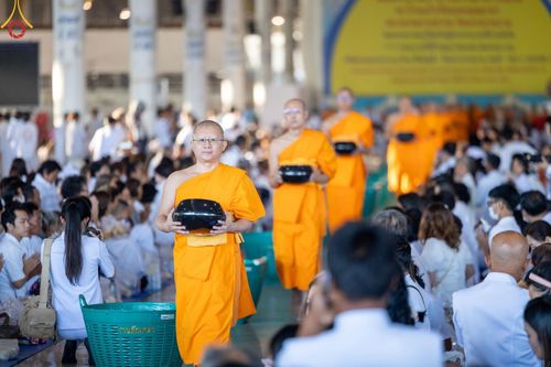 ภาพ No.177581:พิธีตักบาตรและพิธีบูชาข้าวพระ ในวันอาทิตย์ต้นเดือนที่ 1 ธันวาคม พ.ศ. 2567 ณ สภาธรรมกายสากล วัดพระธรรมกาย