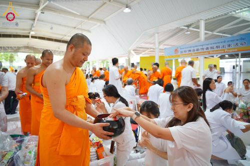 ภาพ No.144287:พิธีตักบาตรพระใหม่  โครงการบรรพชาอุปสมบทหมู่ ธรรมทายาทนานาชาติ (ภาษาจีน) ณ อาคารโถงช้าง วัดพระธรรมกาย วันอาทิตย์ที่ 14 กรกฎาคม พ.ศ. 2567