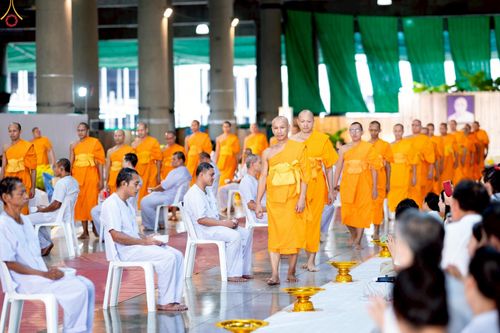 ภาพ No.242962:วันที่ 31 สิงหาคม พ.ศ. 2568 พิธีตัดปอยผมและปลงผม โครงการอุปสมบทหมู่บูชาธรรม ครบรอบ 108 ปี วันครูผู้ค้นพบวิชชาธรรมกาย ณ วัดพระธรรมกาย