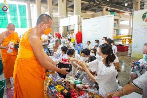 ภาพ No.115477:พิธีตักบาตรฉลองพระใหม่ ในโครงการอุปสมบทหมู่บูชาธรรม 115 ปี คุณยายอาจารย์มหารัตนอุบาสิกาจันทร์ ขนนกยูง วันที่ 19  มกราคม พ.ศ. 2567 ณ มหารัตนวิหารคด วัดพระธรรมกาย