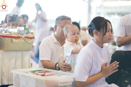 ภาพ No.143399:พิธีตักบาตร ข้าวสารอาหารแห้ง ณ บ้านแก้วเรือนทองคุณยายฯ และ พิธีบูชาข้าวพระ  ณ สภาธรรมกายสากล วัดพระธรรมกาย วันอาทิตย์ที่ 7 กรกฎาคม พ.ศ. 2567