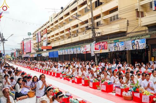 ภาพ No.146247:ตักบาตรพระ 1,384 รูป ทำบุญเมืองฝางครบรอบ 1,383 ปี ถวายเป็นพระราชกุศลแด่พระบาทสมเด็จพระเจ้าอยู่หัว เนื่องในโอกาสพระราชพิธีมหามงคล เฉลิมพระชนมพรรษา 6 รอบ 72 พรรษา วันเสาร์ที่ 27 กรกฎาคม พ.ศ.2567  ณ ถนนหน้าที่ว่าการอำเภอฝาง จ.เชียงใหม่
