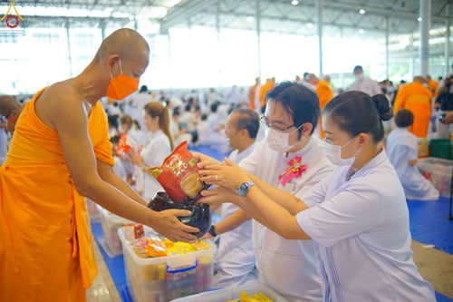 ภาพ No.89453:พิธีตักบาตร ข้าวสารอาหารแห้ง พิธีบูชาข้าวพระ และพิธีจุดเทียนใจ ไฟนิรันดร์  อนันตชัย ณ สภาธรรมกายสากล วัดพระธรรมกาย วันอาทิตย์ที่ 1 ตุลาคม พ.ศ. 2566