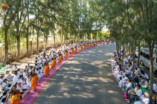 ภาพ No.193263:พิธีต้อนรับพระธรรมยาตรา ณ อนุสรณ์สถาน สถานที่เกิดในเพศสมณะ วัดสองพี่น้อง อำเภอสองพี่น้อง จังหวัดสุพรรณบุรี ในโครงการธรรมยาตรา กตัญญูบูชา มหาปูชนียาจารย์ พระมงคลเทพมุนี(สด จนฺทสโร) พระผู้ปราบมาร อนุสรณ์สถาน 7 แห่ง ปีที่ 13 วันที่ 11 มกราคม พ.ศ. 2568