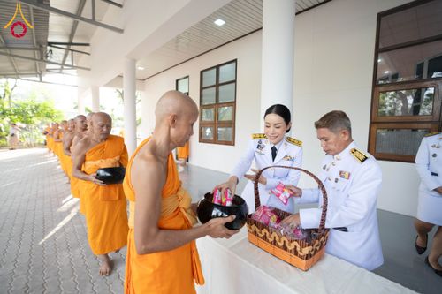 ภาพ No.194764:พิธีเจริญพระพุทธมนต์ และทำบุญตักบาตร ถวายพระราชกุศล แด่พระบาทสมเด็จพระเจ้าอยู่หัว เนื่องในโอกาสพระราชพิธีสมมงคล พระชนมายุเท่าพระบาทสมเด็จพระพุทธยอดฟ้าจุฬาโลกมหาราช สมเด็จพระปฐมบรมกษัตริยาธิราชแห่งพระราชวงศ์จักรี พุทธศักราช 2568 วันที่ 14 มกราคม พ.ศ. 2568