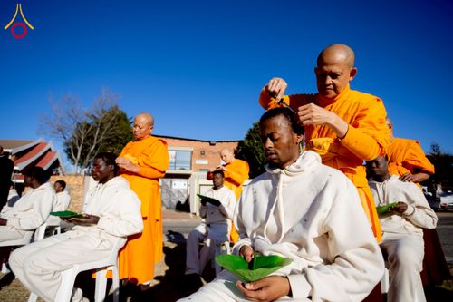 ภาพ No.231167:วันศุกร์ที่ 27 มิถุนายน พ.ศ. 2568 พิธีตัดปอยผมและพิธีปลงผมนาคธรรมทายาทแห่งทวีปแอฟริกา พ.ศ. 2568  โครงการบรรพชาอุปสมบทพระธรรมทายาทนานาชาติแห่งทวีปแอฟริกา ครั้งที่ 2 ณ วัดพระธรรมกายโจฮันเนสเบิร์ก สาธารณรัฐแอฟริกาใต้