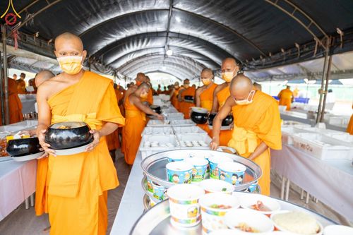 ภาพ No.127770:พิธีถวายภัตตาหารเป็นสังฆทาน แด่คณะพระธรรมยาตราฯ ในโครงการธรรมยาตราอัญเชิญพระบรมสารีริกธาตุ ประดิษฐาน ณ มหารัตนเจดีย์สิริปทุมสวรรค์ อ.บางกล่ำ จ.สงขลา วันที่ 8 มีนาคม พ.ศ. 2567