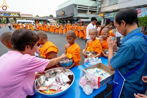 ภาพ No.62054:สามเณรจากศูนย์อบรมเยาวชนสุรินทร์ ออกบิณฑบาต รอบอำเภอเมือง จ.สุรินทร์ ในโครงการบรรพชาสามเณร ฟื้นฟูพระพุทธศาสนาทั่วไทย วันที่ 9 เมษายน พ.ศ. 2567