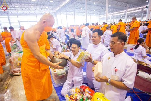 ภาพ No.123024:พิธีตักบาตร และพิธีบูชาข้าวพระ ในวันอาทิตย์ต้นเดือนที่ 4 กุมภาพันธ์ พ.ศ. 2567 ณ วัดพระธรรมกาย จ.ปทุมธานี